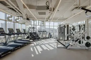 시티뷰 파노라마 윈도우의 모던 피트니스센터